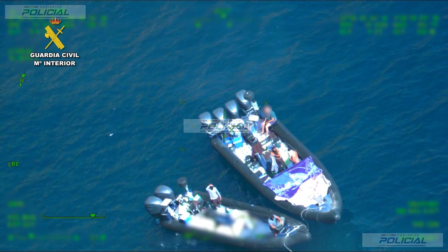 La Guardia Civil detiene a cuatro patrones de pateras taxi tras interceptar dos embarcaciones en la costa de Murcia