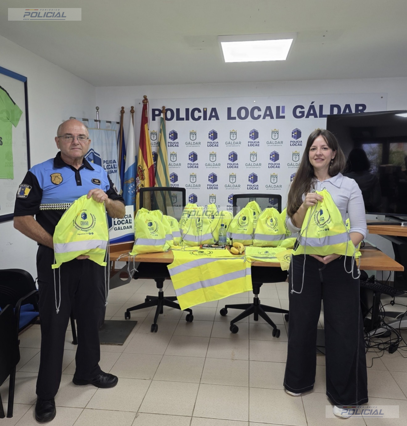 La Policía Local de Gáldar refuerza la seguridad de los peregrinos hacia Teror con 200 bolsas reflectantes