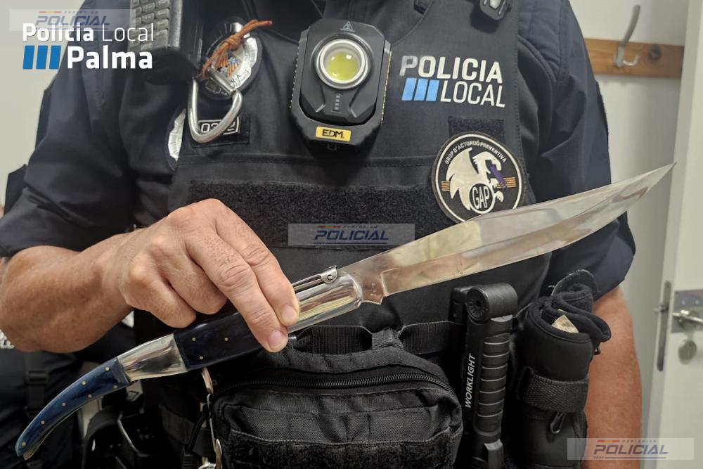 La Policía Local de Palma interviene tres navajas y abre diligencias penales a un conductor sin carné en Son Roca