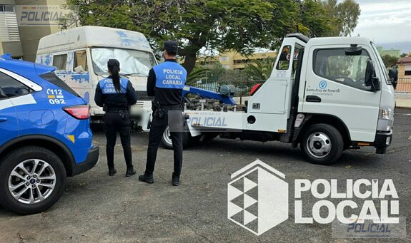 La Policía Local de Santa Cruz de Tenerife retira 45 vehículos abandonados desde mayo