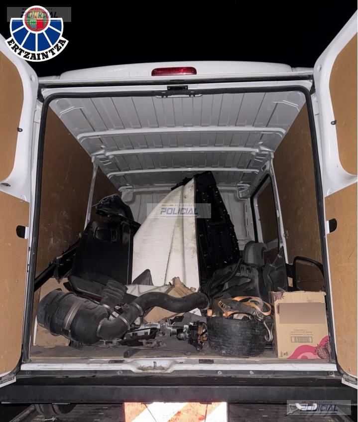 Tres detenidos en Vitoria-Gasteiz tras ser sorprendidos transportando una furgoneta robada y piezas de otro vehículo sustraído