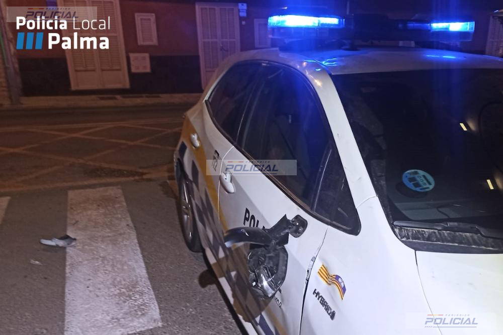 Un patinete con dos ocupantes choca contra un coche de la Policía Local de Palma tras irrumpir desde la acera