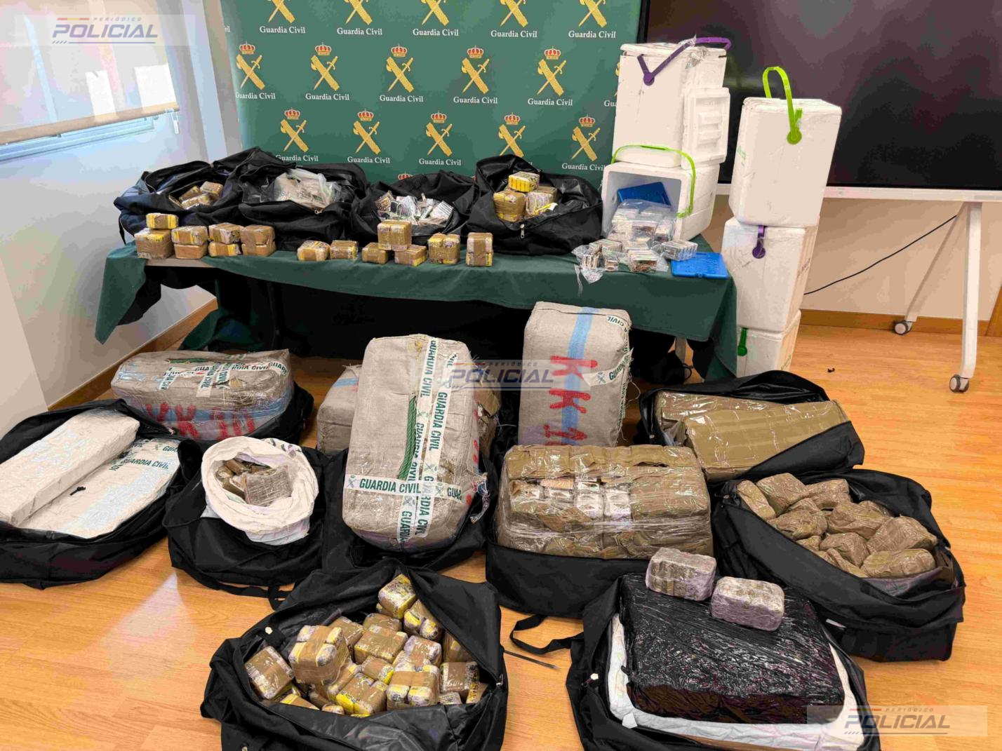La Guardia Civil interviene 478 kilos de hachís ocultos bajo el volquete de un camión en la AP-15 en Navarra