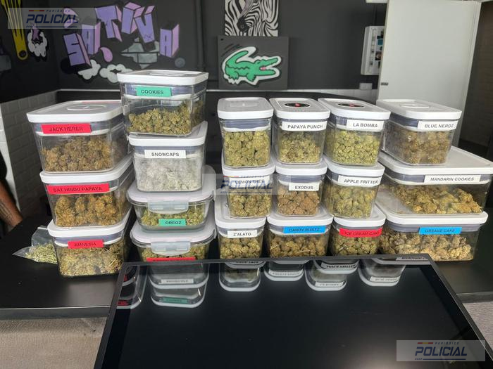 Desmanteladas dos asociaciones cannábicas en Barcelona con más de 21 kilos de droga ocultos en compartimentos secretos