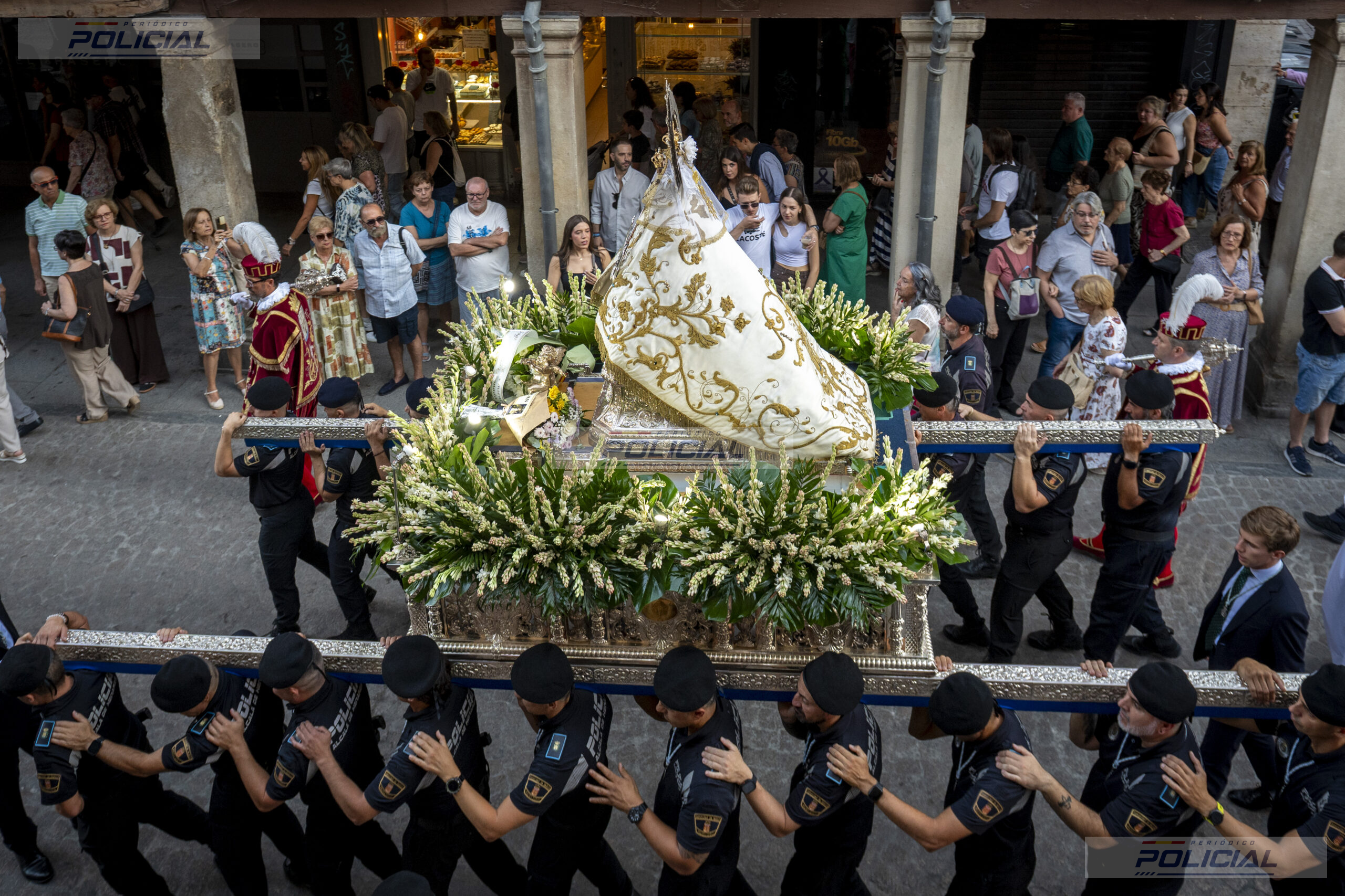 Agentes de la Policía Local portan a Nuestra Señora del Val durante su procesión por Alcalá de Henares