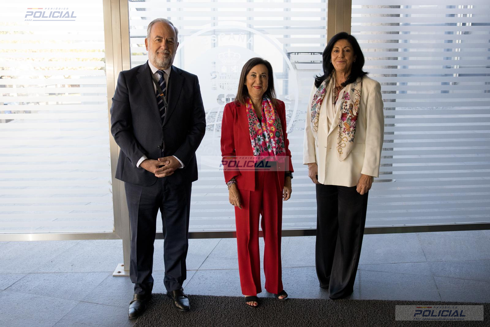 La ministra de Defensa visita la sede del CNI y entrega distinciones a personal del centro