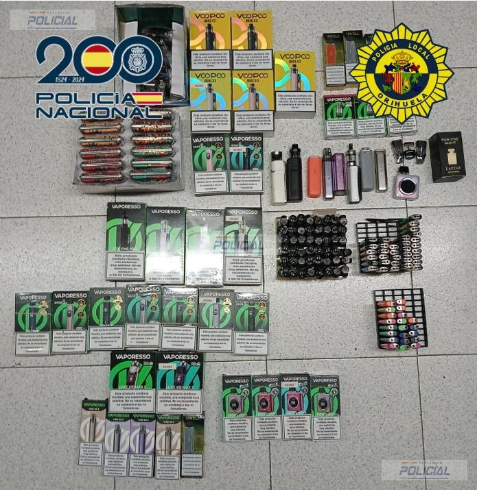 Detenidos tres hombres, uno de ellos menor, tras intentar forzar una tienda de móviles y asaltar un establecimiento de vapeadores en Orihuela