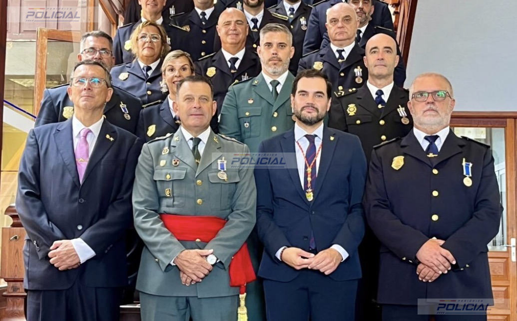 Puerto de la Cruz reconoce a policías y guardias civiles por su servicio y distingue a un vecino que salvó tres vidas