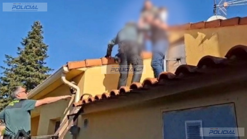 La Guardia Civil auxilia a una persona desorientada que se había subido al tejado de una vivienda en Quintanilla de Onésimo