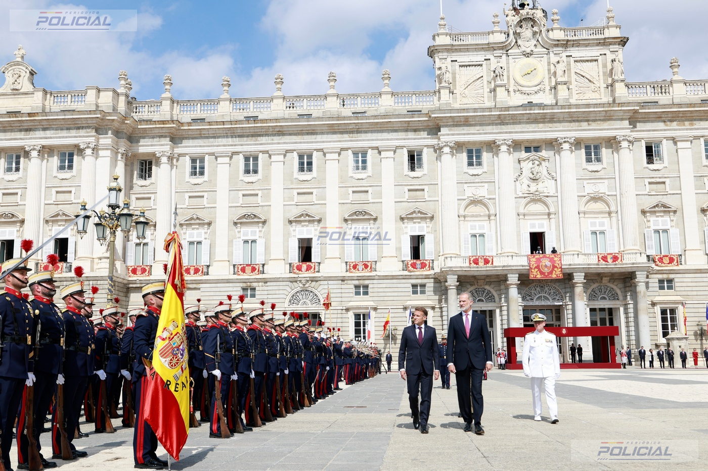 Los Reyes reciben con honores militares a Emmanuel Macron y Brigitte Macron en el Palacio Real de Madrid