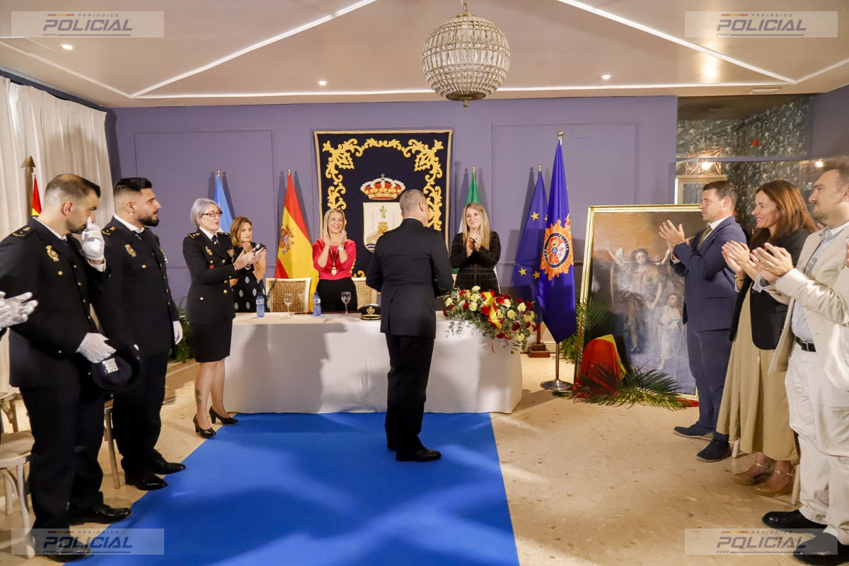 Alcalá de Guadaíra reconoce a la Policía Nacional en el Día de los Ángeles Custodios y entrega nuevas condecoraciones