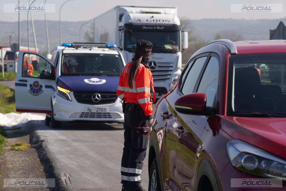 La Ertzaintza y las policías locales intensifican los controles contra las distracciones al volante del 5 al 11 de octubre