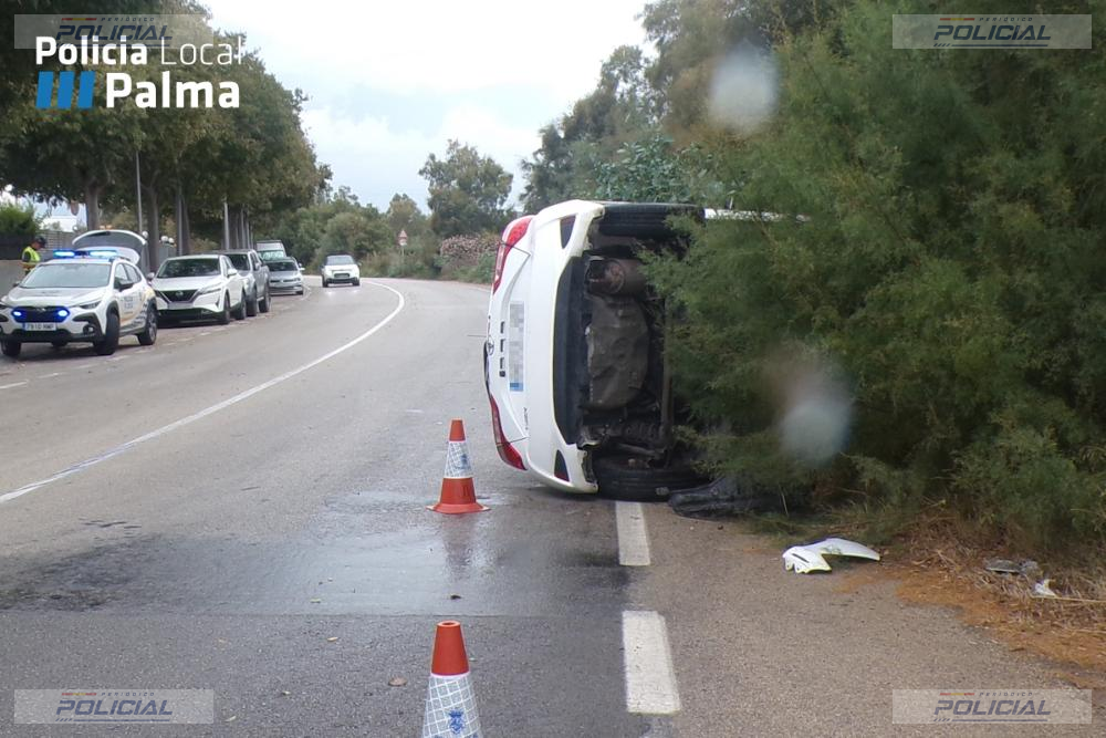 La Policía Local de Palma interviene en un aparatoso accidente con vuelco tras un adelantamiento antirreglamentario