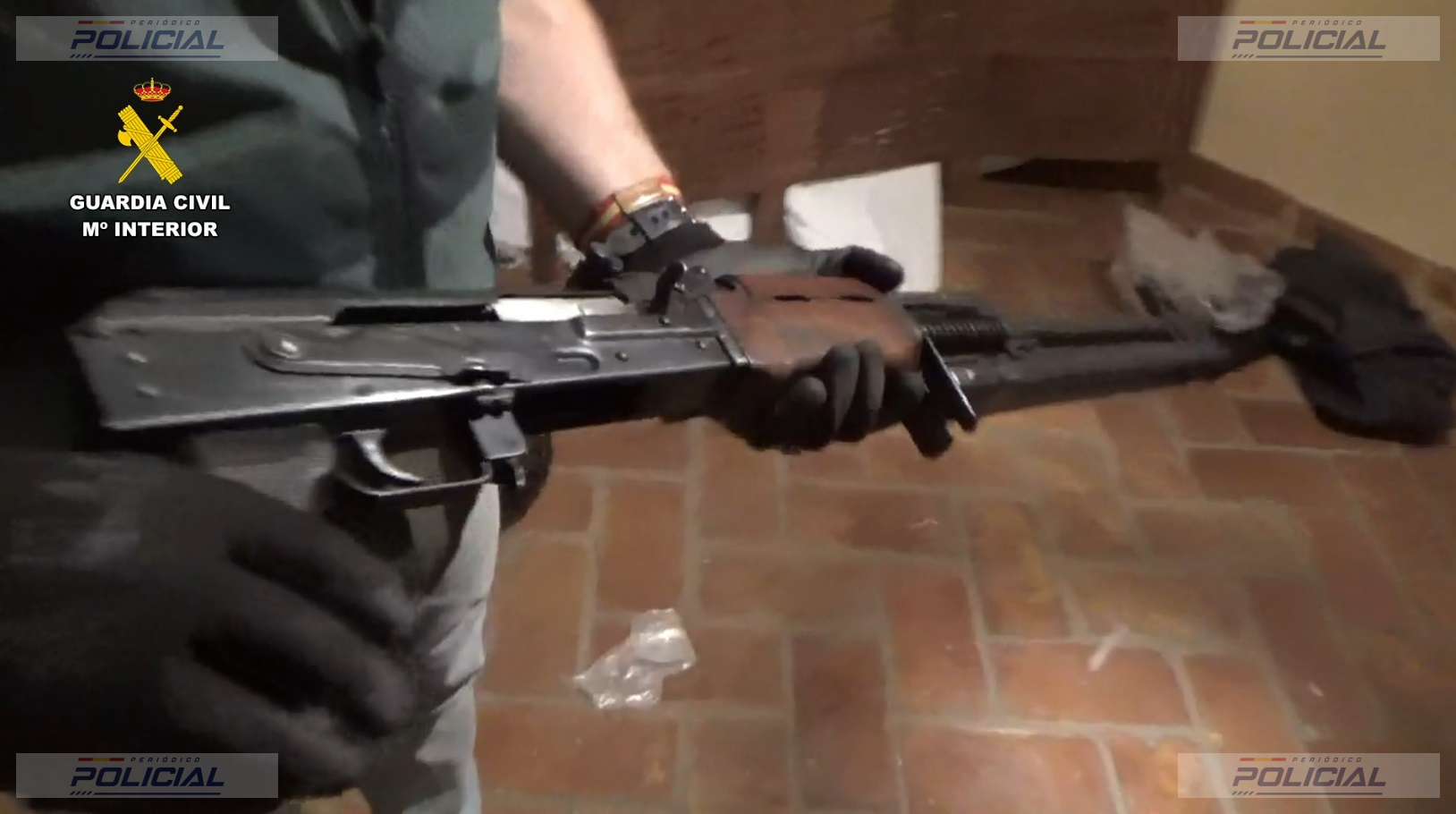 La Guardia Civil interviene casi tres toneladas de cocaína y cuatro fusiles de asalto en una casa rural de Guadalajara
