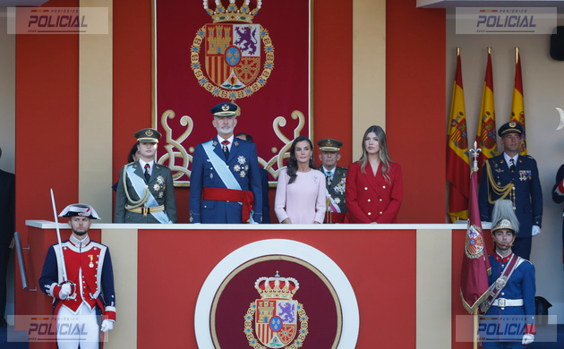 Los Reyes presiden en Madrid el homenaje a la Bandera y el desfile militar por la Fiesta Nacional