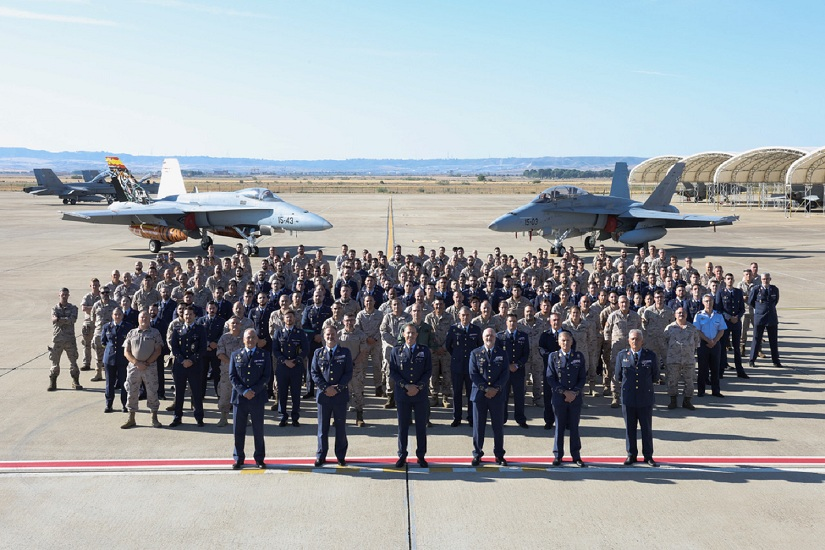 El JEMA supervisa la operatividad del Ala 15 y conoce sus próximos retos con los F-18