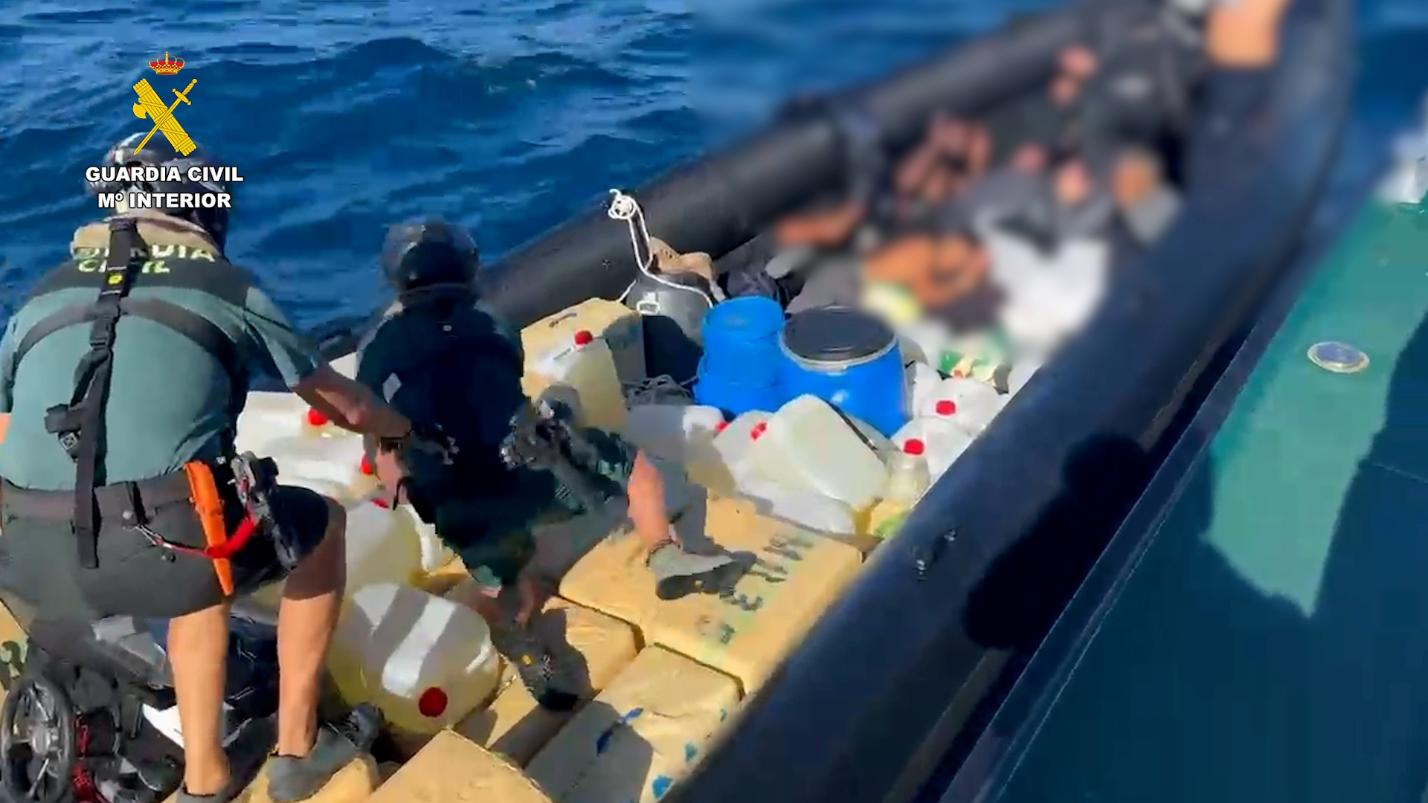 La Guardia Civil intercepta frente a Mazagón una narcolancha con más de tres toneladas de hachís y detiene a sus ocho tripulantes