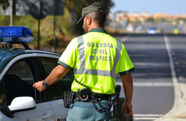 El uso indebido del móvil concentra más de cuatro de cada diez denuncias por distracciones al volante
