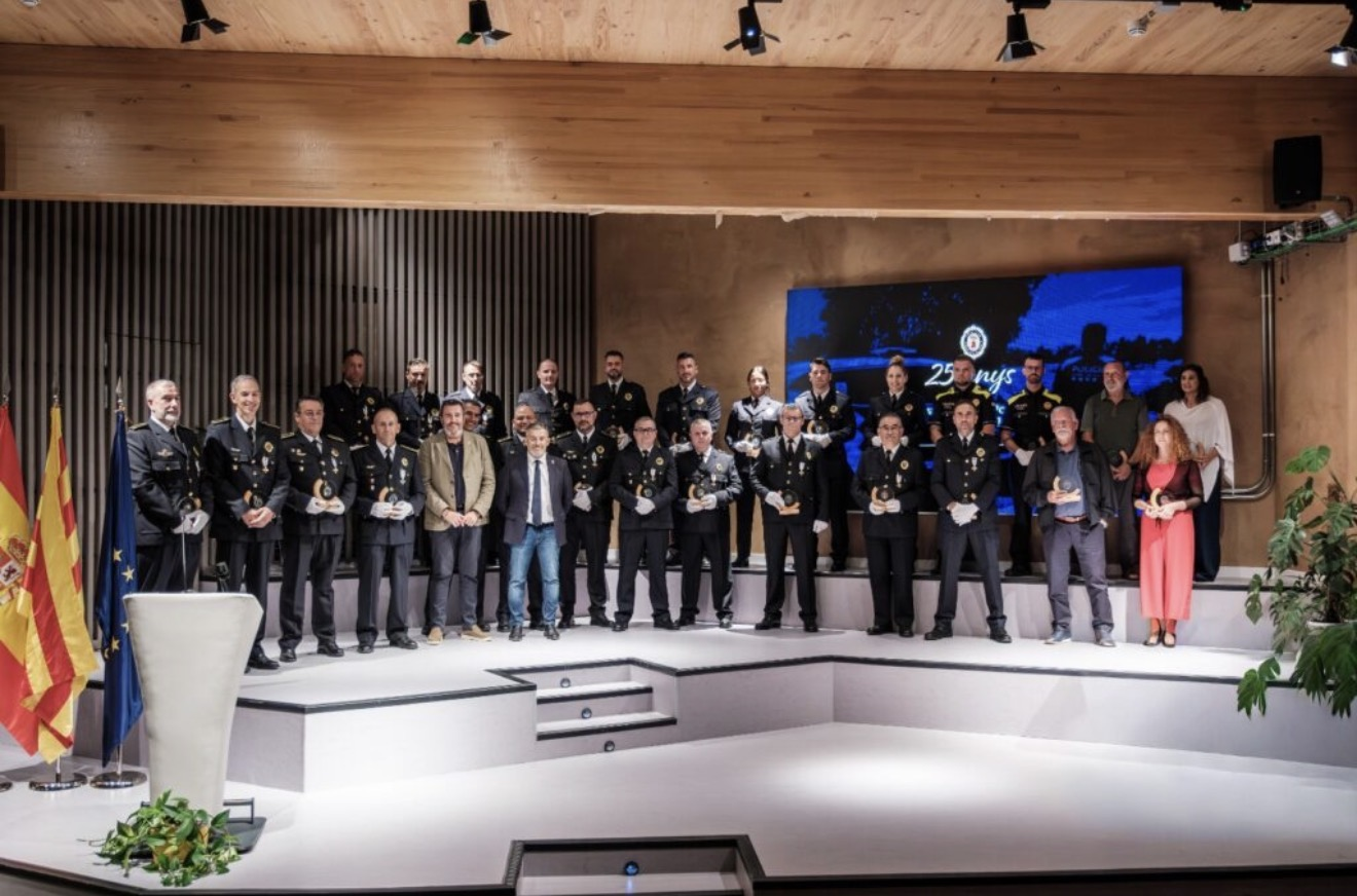 La Policía Local de Mont-roig del Camp celebra 25 años de servicio reconociendo la trayectoria y dedicación de sus agentes