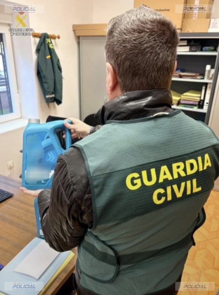 La Guardia Civil investiga a dos hombres por el hurto de 100 litros de aceite de motor en una gasolinera de Serrada