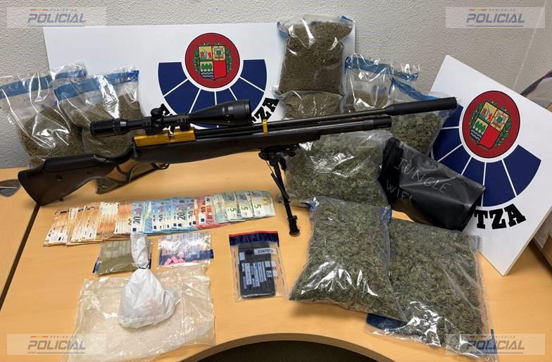 La Ertzaintza detiene a un hombre e investiga a otro por tráfico de drogas tras intervenir cerca de cuatro kilos de marihuana en Iurreta