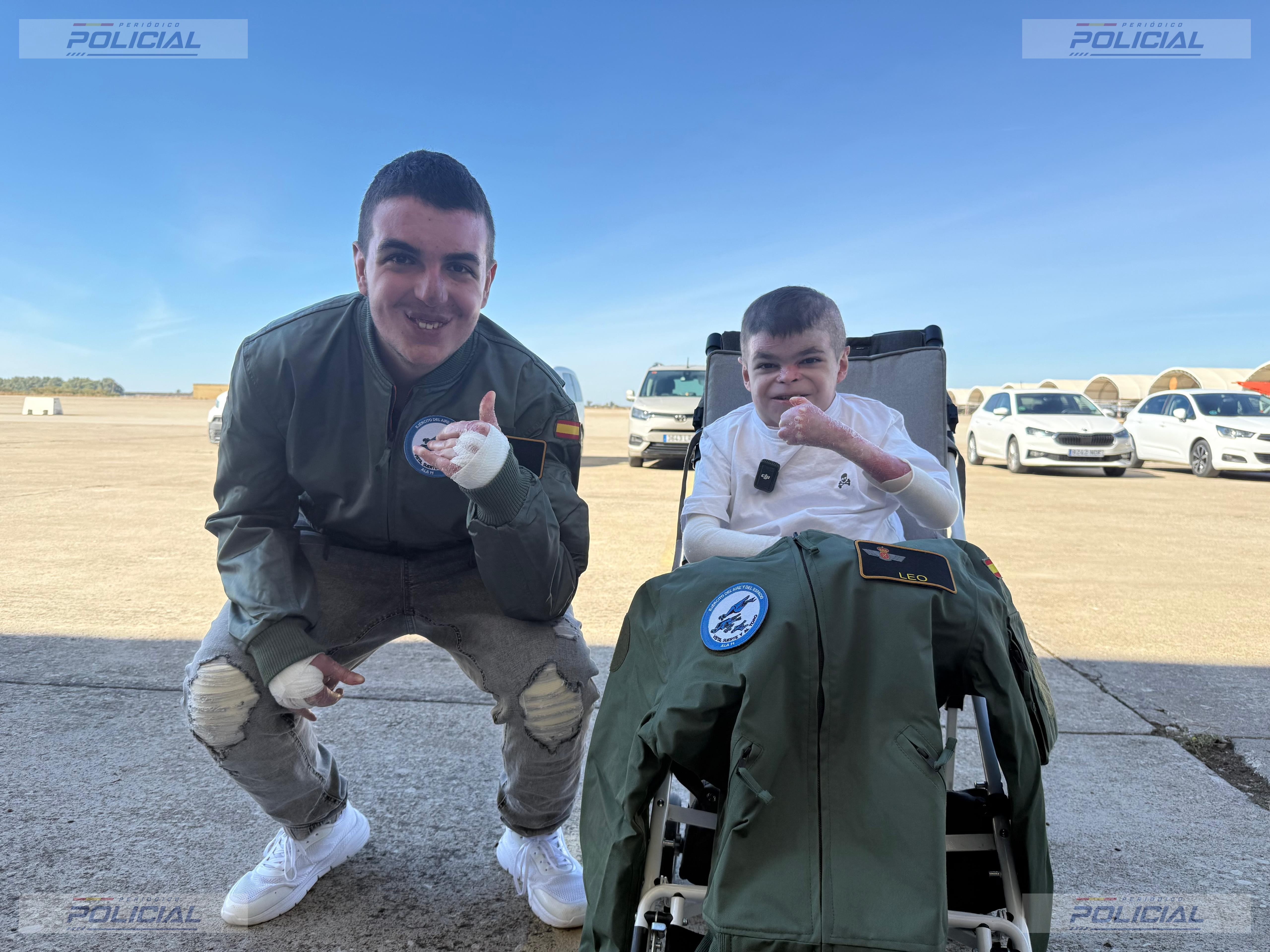 El Ala 11 recibe a Leo y Manuel, dos niños con piel de mariposa, en la Base Aérea de Morón