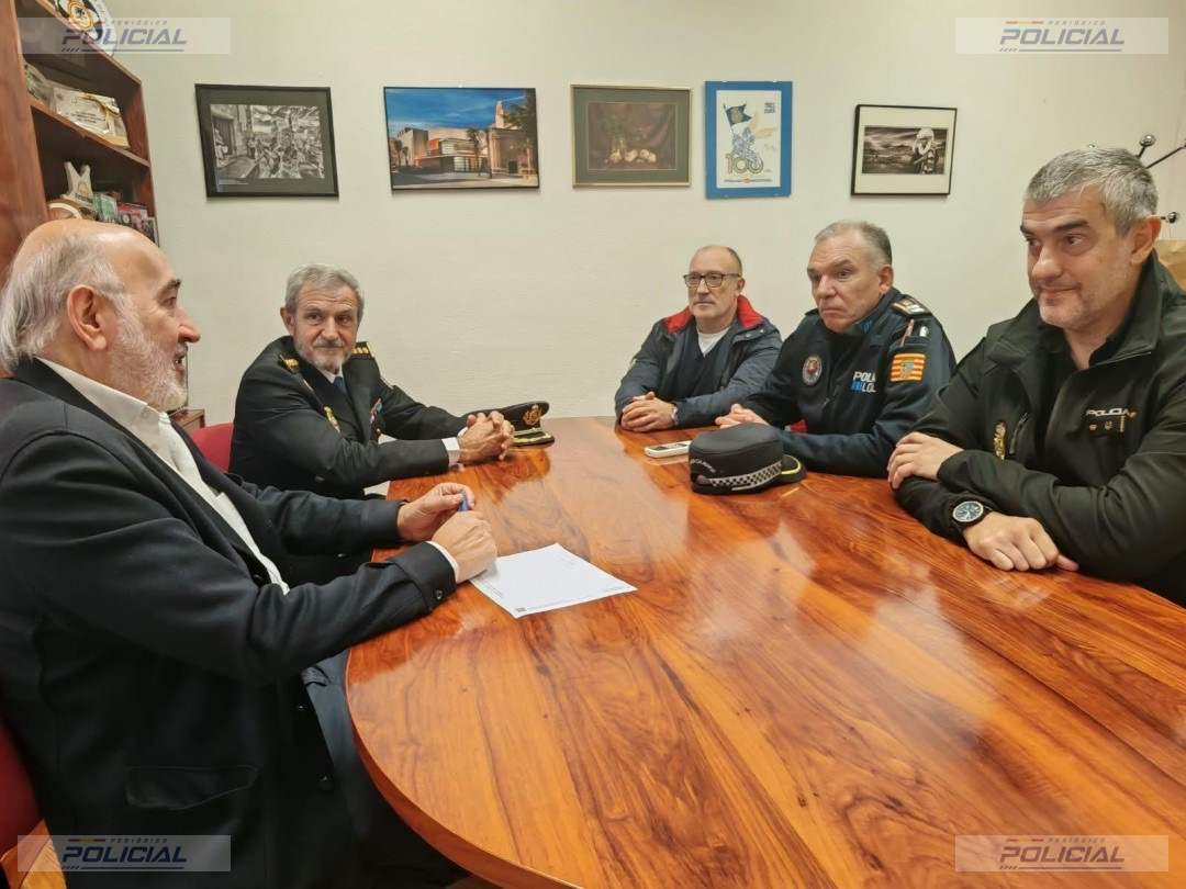 Francisco Javier Abadía se despide del alcalde de Calatayud tras su nombramiento como jefe superior de Policía en La Rioja