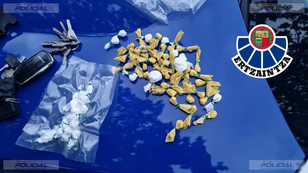 La Ertzaintza detiene a dos personas en Mungia con 67 bolsitas de cocaína tras detectar una conducción irregular