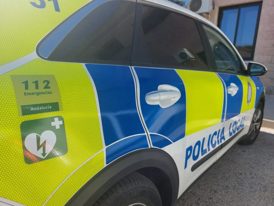 Un ciudadano y un policía local salvan la vida a un hombre de 79 años en Algeciras