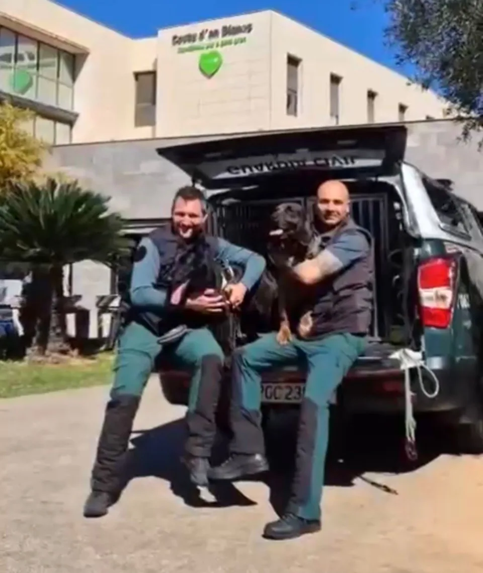 El Grupo Cinológico de la Guardia Civil lleva sonrisas a una residencia de mayores en Baleares