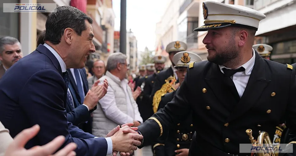 Detenido en Cabra un hombre tras increpar a Juanma Moreno durante su visita a la Semana Santa