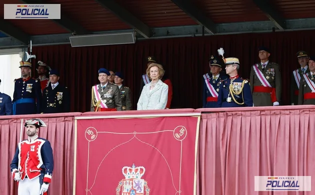 La Reina Sofía preside la Jura de Bandera de más de 350 civiles en el acuartelamiento de la Guardia Real