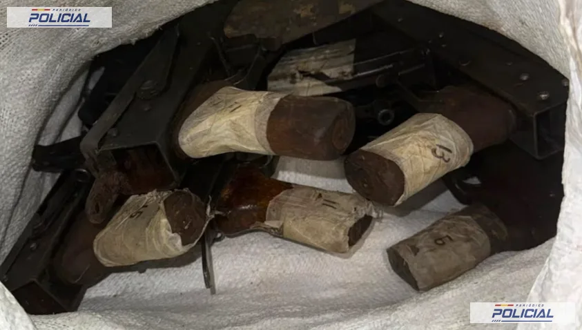 LOS MOSSOS INTERCEPTAN EN LA AP-7 UN VEHÍCULO DE ALTA GAMA CON ARMAS DE GUERRA OCULTAS EN EL MALETERO