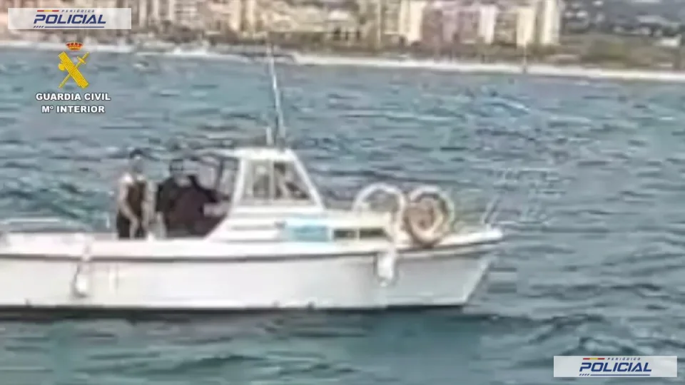 RESCATE HISTÓRICO FRENTE A MATARÓ: LA GUARDIA CIVIL SALVA A CINCO PERSONAS DE UNA EMBARCACIÓN A LA DERIVA