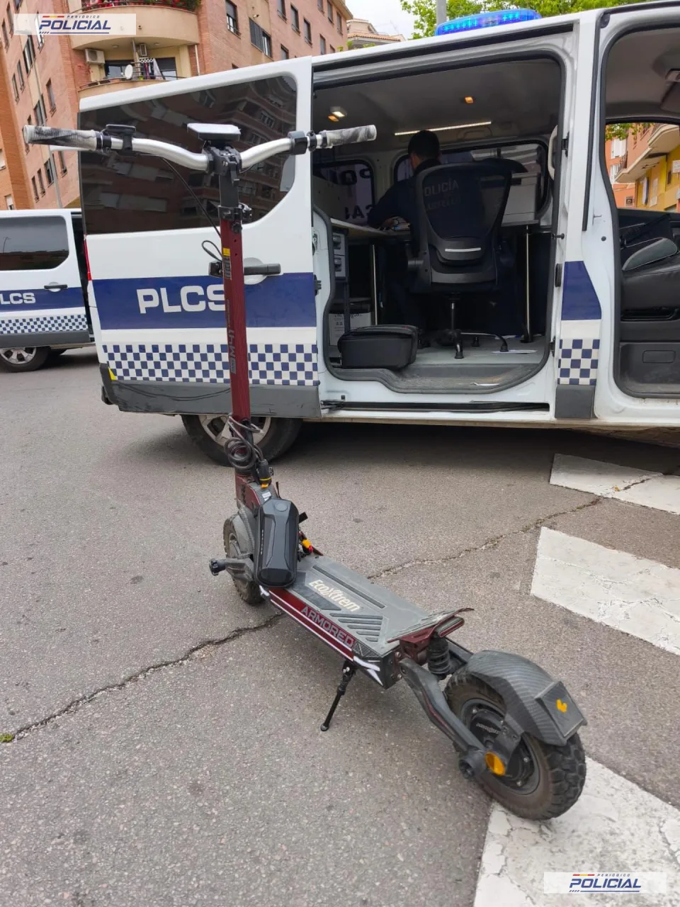 HUYE DE LA POLICÍA EN PALMA CON UN PATINETE TRUCADO QUE ALCANZABA CASI 100 KM/H Y TERMINA ESTRELLÁNDOSE CONTRA UN COCHE