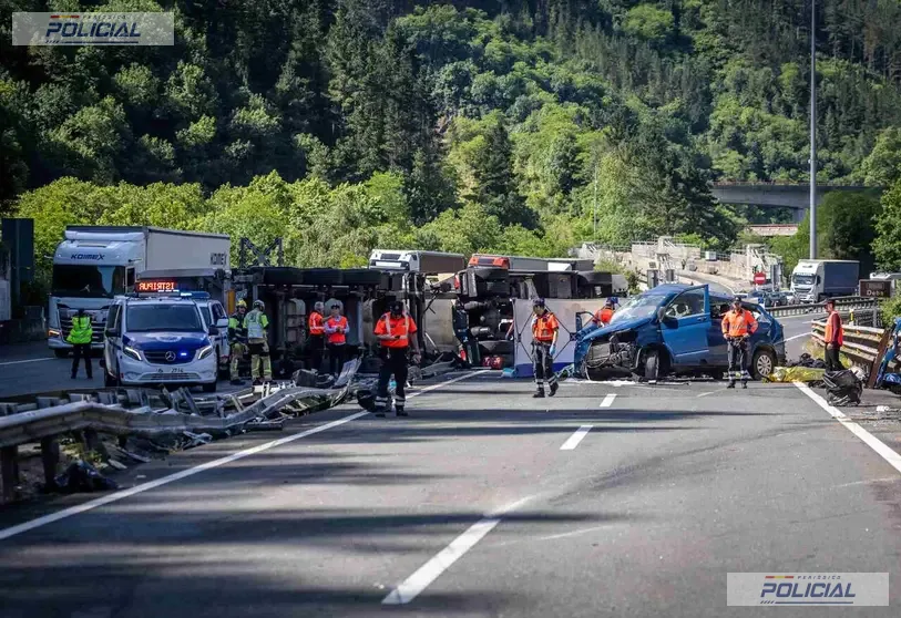 Cinco agentes de la Policía Foral fallecen en un trágico accidente con un camión cisterna en la AP-8