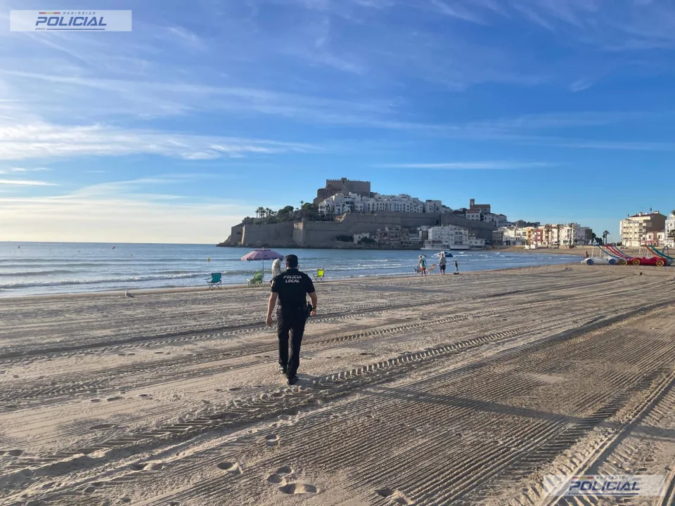 Dos agentes rescatan a tres bañistas en grave riesgo de ahogamiento junto al Castillo del Papa Luna de Peñíscola