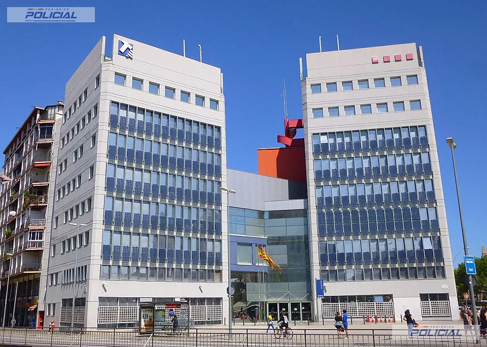 Detenido tras intentar prender fuego a un vehículo policial frente a una comisaría de los Mossos en Barcelona