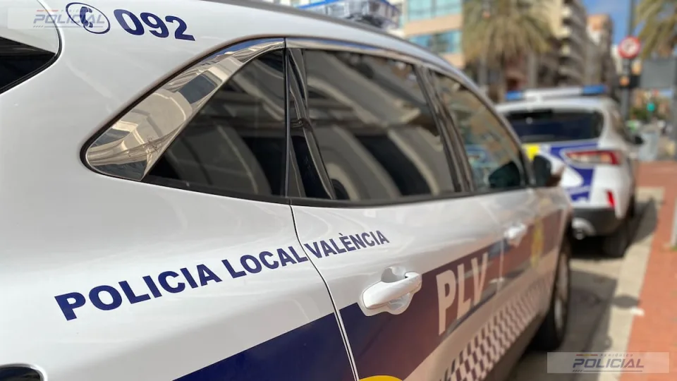 La rápida actuación de la Policía Local y los servicios sanitarios salva la vida de un hombre tras sufrir una parada cardiorrespiratoria en un supermercado de Oliva