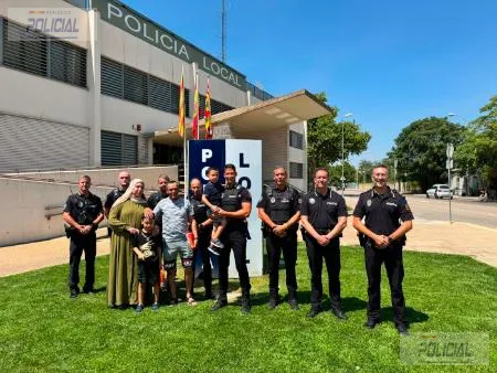 El niño reanimado por la Policía Local de Huesca tras un ahogamiento visita a los agentes que le salvaron la vida