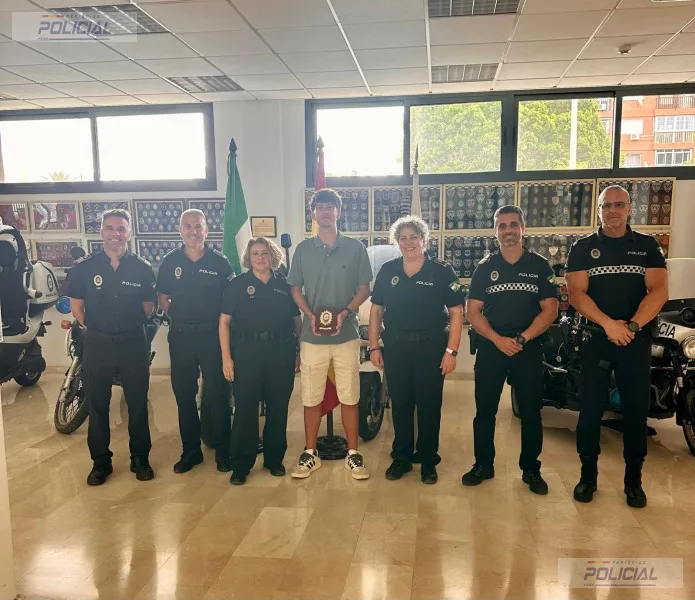 La Policía Local de Almería reconoce la valentía de un joven que recuperó unas prendas robadas tras perseguir al autor de un hurto