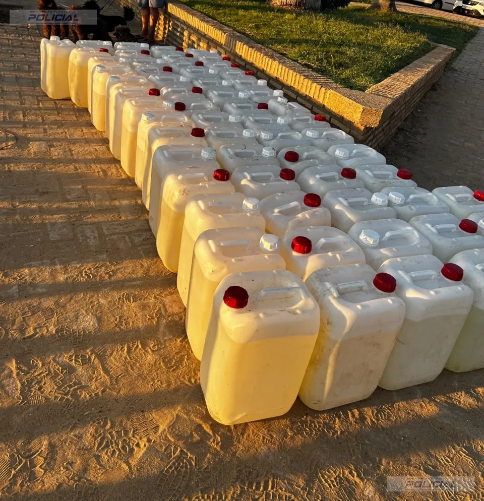 Un guardia civil retirado recupera 55 garrafas de gasolina arrojadas al agua desde dos embarcaciones en Isla Cristina