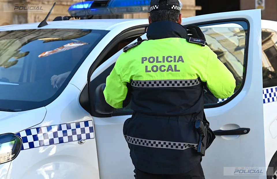 La Policía Local denuncia a un conductor por realizar transporte de viajeros como ‘taxi pirata’