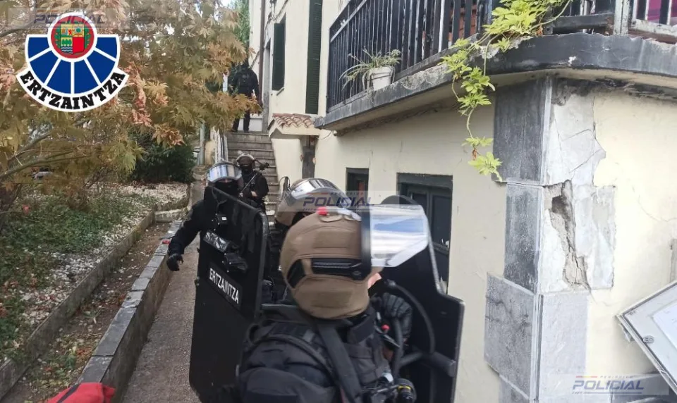 Seis detenidos y 12 personas desalojadas de un edificio ocupado en Beasain