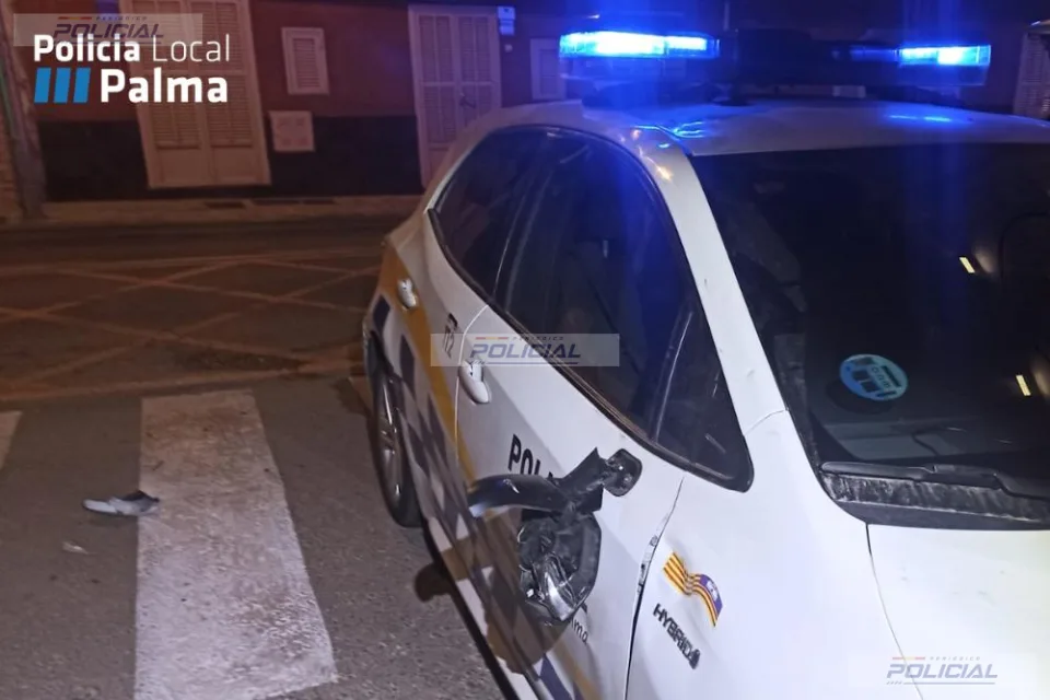 Un patinete con dos ocupantes choca contra un coche de la Policía Local de Palma tras irrumpir desde la acera