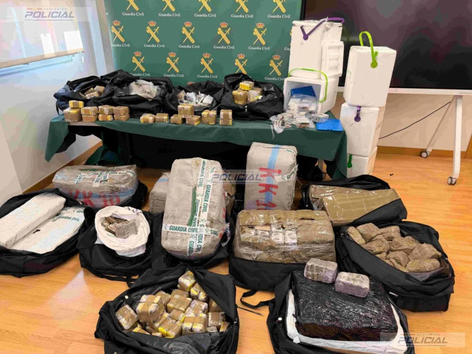 La Guardia Civil interviene 478 kilos de hachís ocultos bajo el volquete de un camión en la AP-15 en Navarra