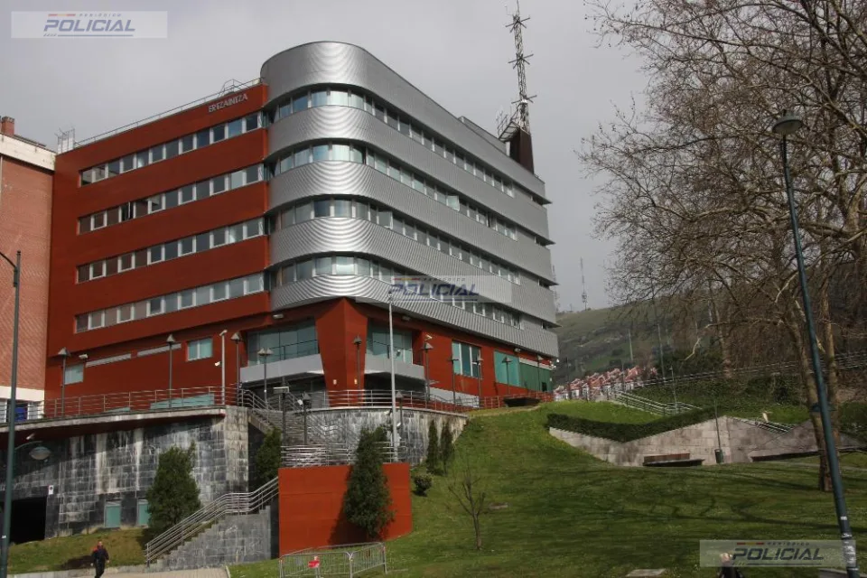 Cuatro detenidos en Bilbao en dos actuaciones por un hurto en un comercio y un robo con violencia