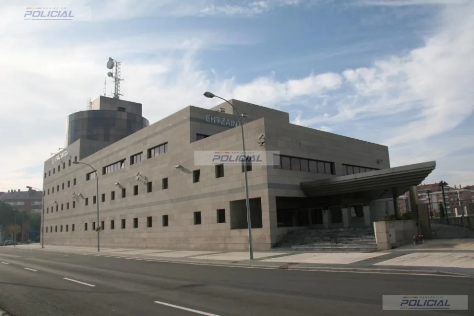 Dos detenidos en Vitoria-Gasteiz por robar de un tirón una cadena a una mujer de 95 años