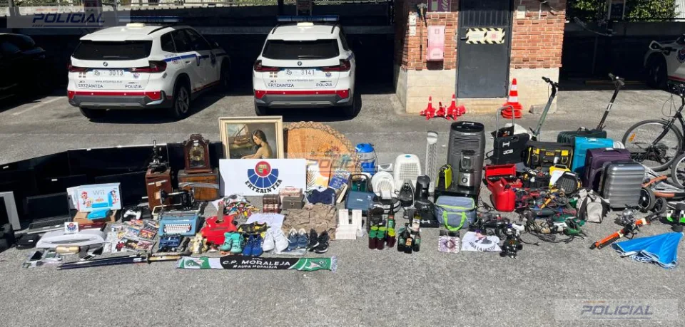 La Ertzaintza busca a los propietarios de numerosos objetos robados recuperados durante un desalojo en Beasain
