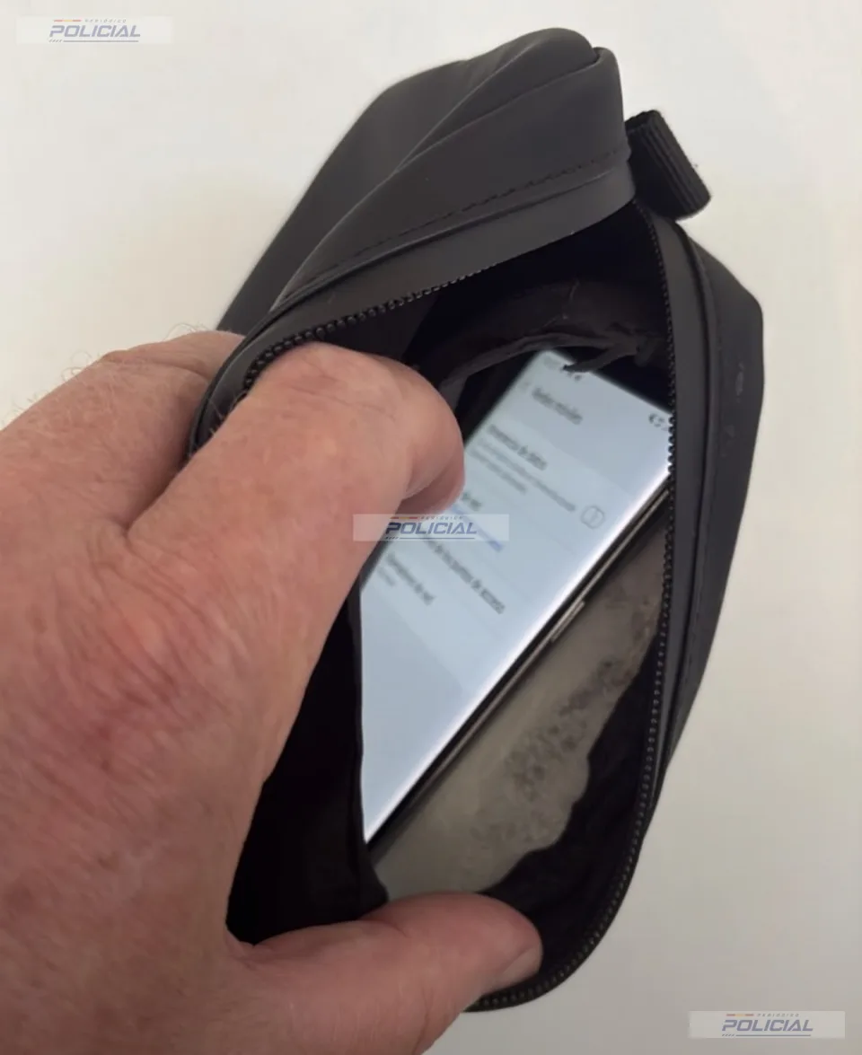 Los Mossos detectan a tres aspirantes utilizando cámaras y auriculares ocultos para hacer trampas en el examen de conducir